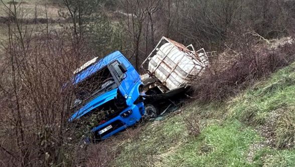 Mudurnu'da tır şarampole devrildi, elektrik kesintisi yaşandı