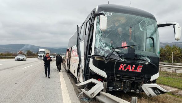 Bolu'da yolcu otobüsü tırla çarpıştı: Orta refüje savruldu