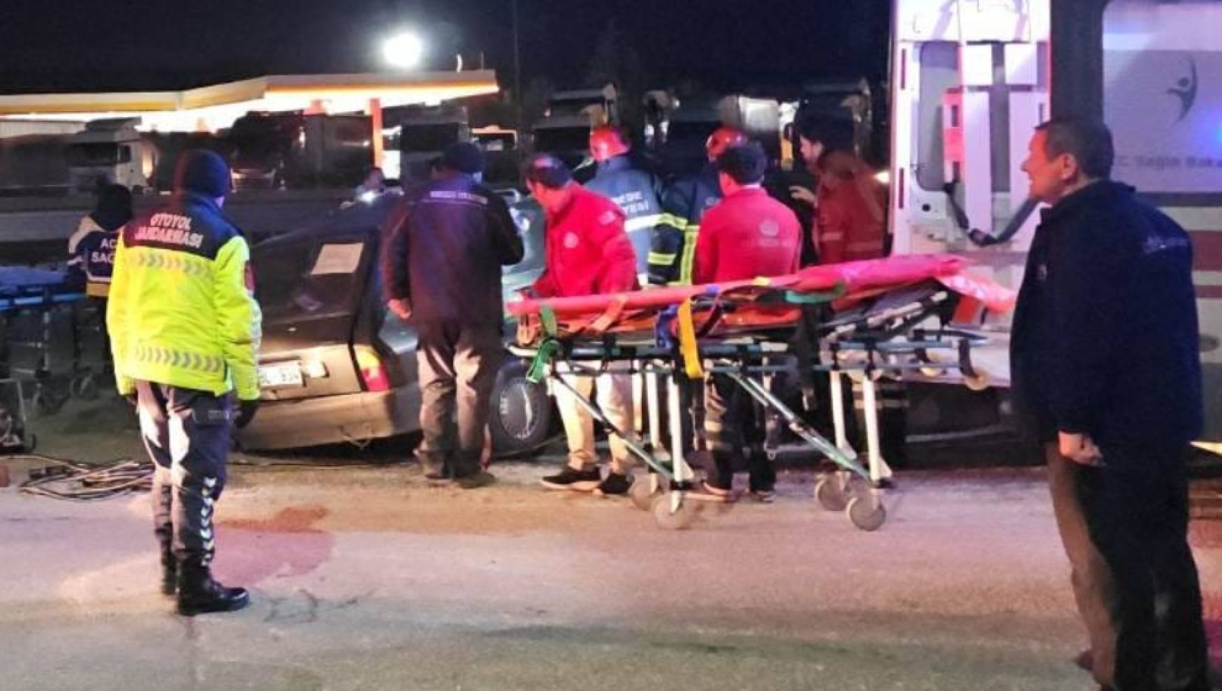 Anadolu Otoyolu’nda otomobil bariyerlere çarptı: 2 ağır yaralı