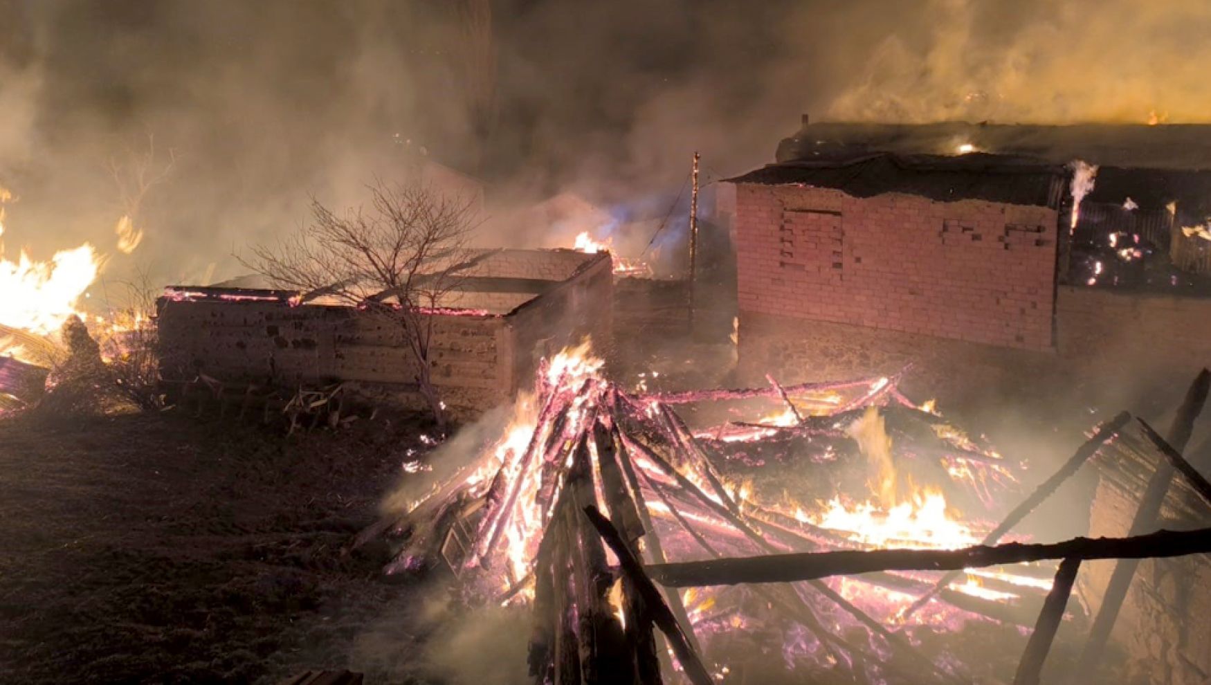 Bolu Gerede'de yangın faciaya dönüştü: 4 ev ve 8 samanlık kullanılamaz hale geldi