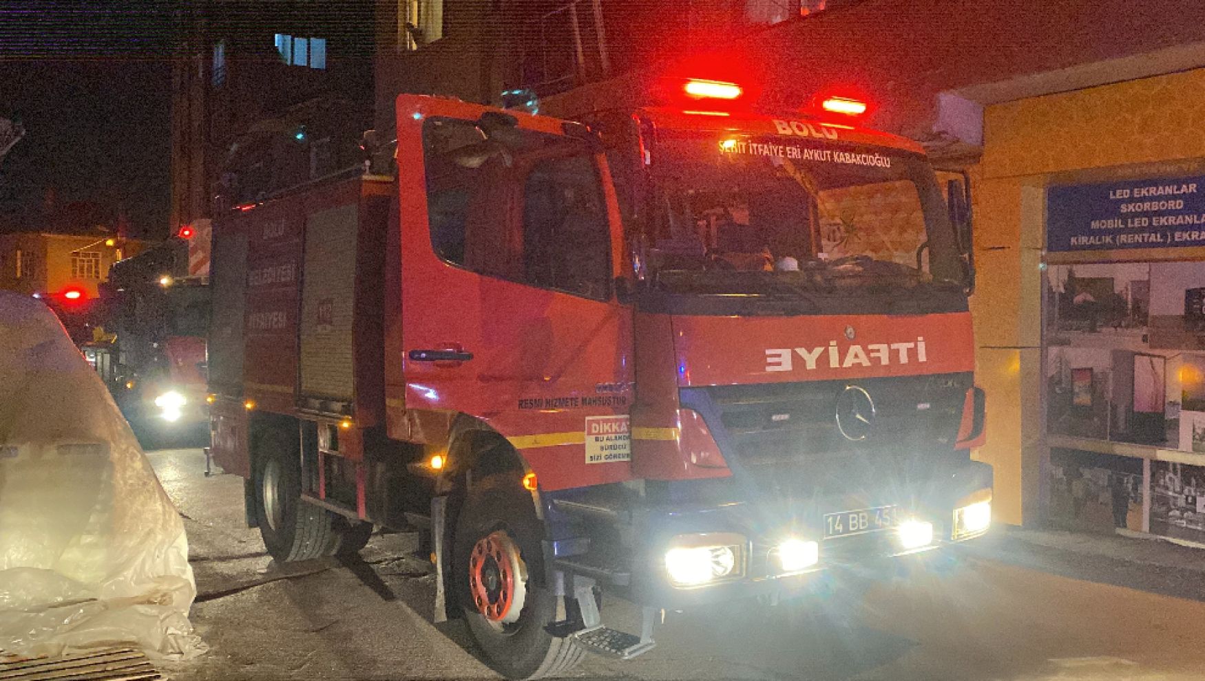 Bolu’da balkon duvarından çıkarılan soba borusu sokağı dumana boğdu