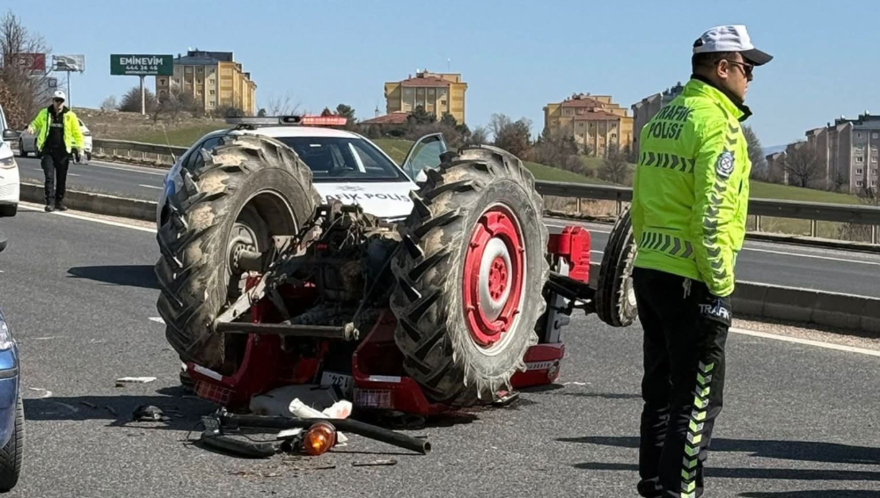 Bolu’da elektrik direği yüklü traktör devrildi: 1 yaralı