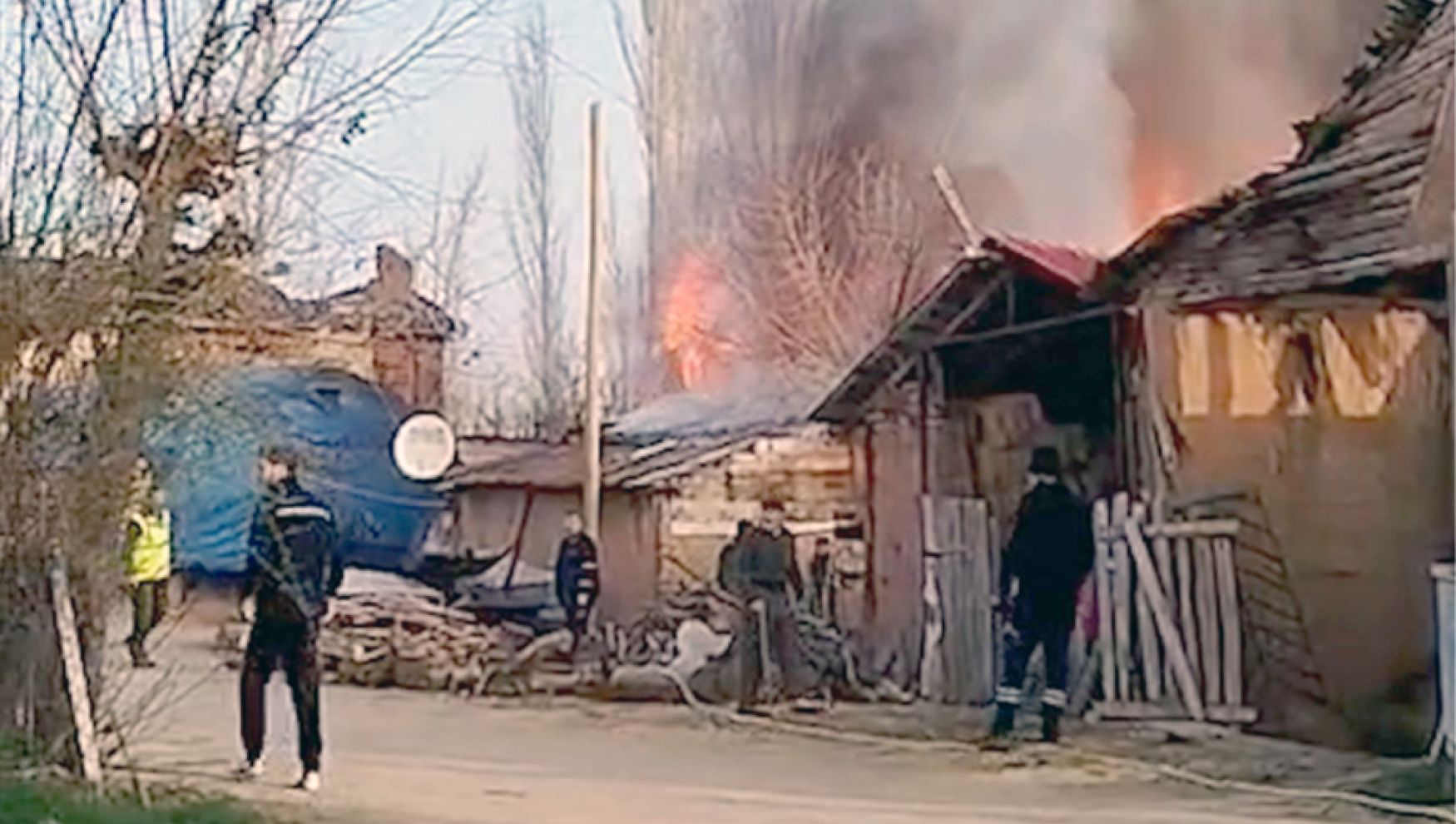 Göynük'te iki katlı ahşap ev ve ahır alevlere teslim oldu