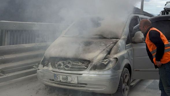 Bolu'da seyir halindeki minibüs alevlere teslim oldu
