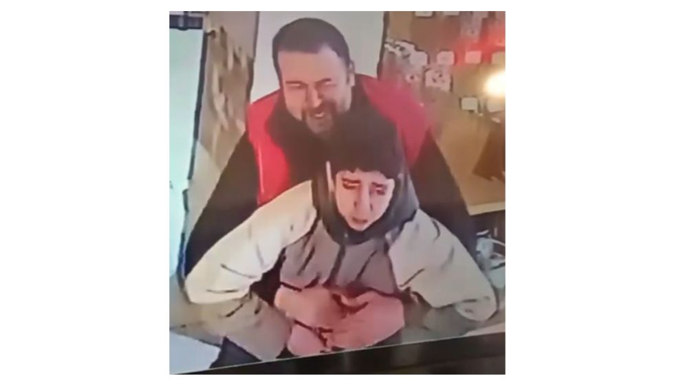 Boğulma tehlikesi geçiren öğrenciyi Heimlich manevrasıyla kurtardı