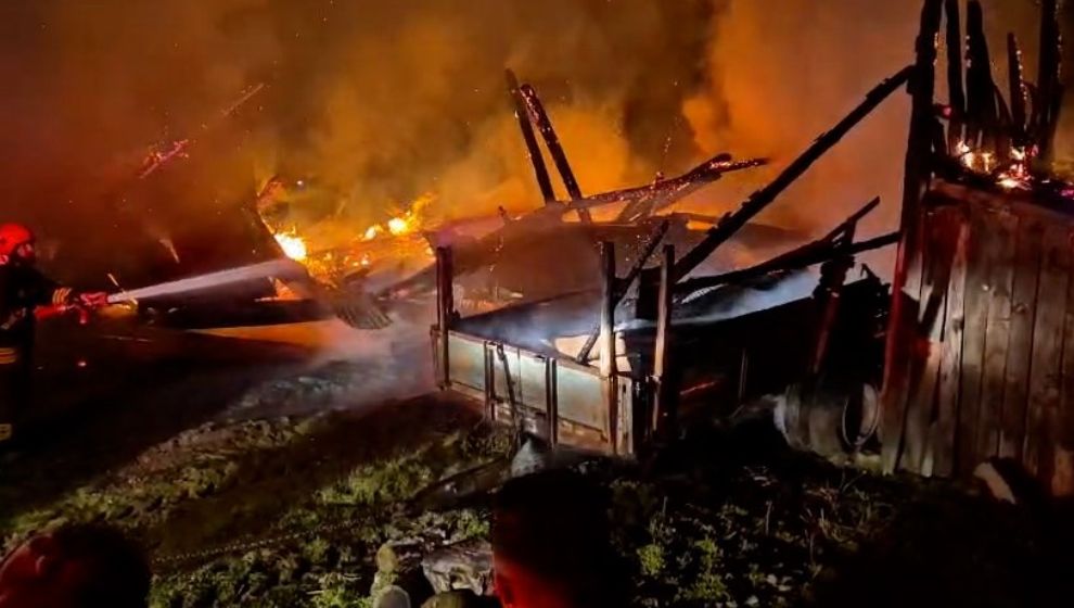 Bolu'da yıldırım düştü, ahır alevlere teslim oldu