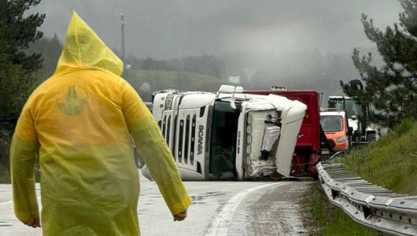 Kaygan yolda devrildi: Kömür yüklü tır yan yattı