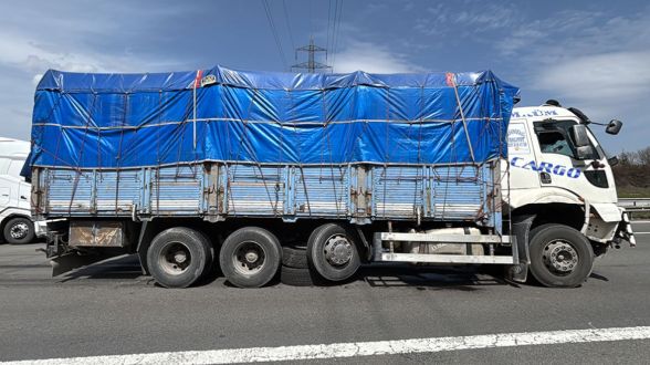 Tırın lastiği koptu, yola savruldu: Kamyon çarptı