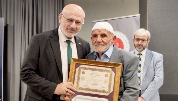87 yaşında hafızlık belgesini aldı