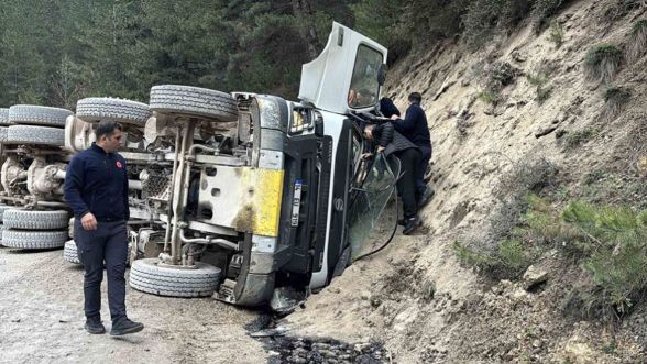 Bolu'da feci kaza: Devrilen kamyonun altında can verdi