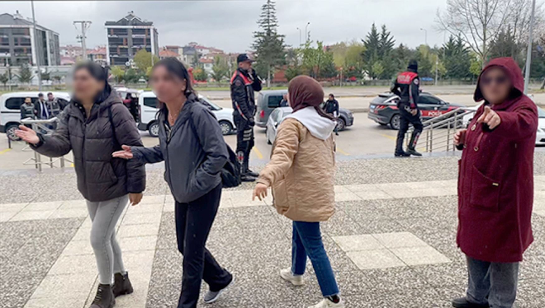 2 genci vuran 3 şüpheli adliyede