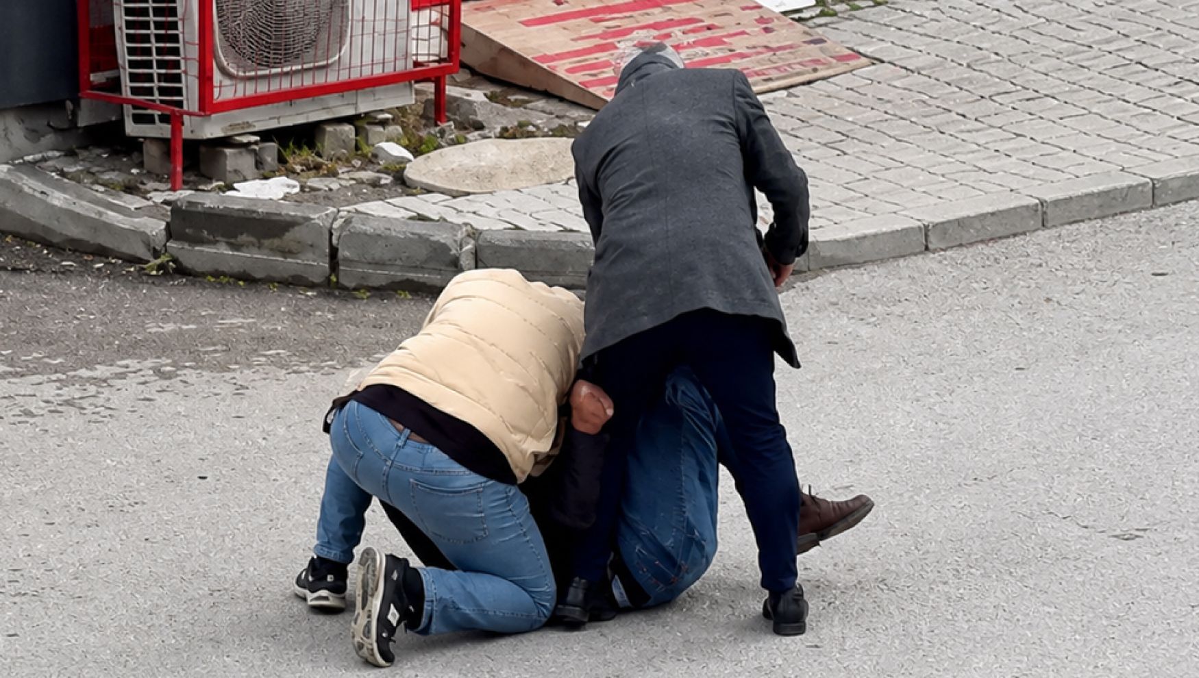 Sokak ortasında dehşet: 2 kişi yere yatırıp darp etti