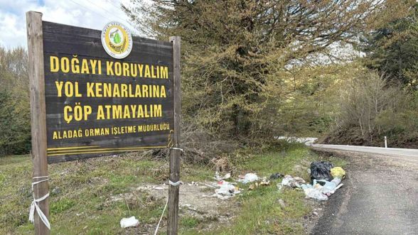 “Çöp atmayın” tabelasının altını çöplüğe çevirdiler