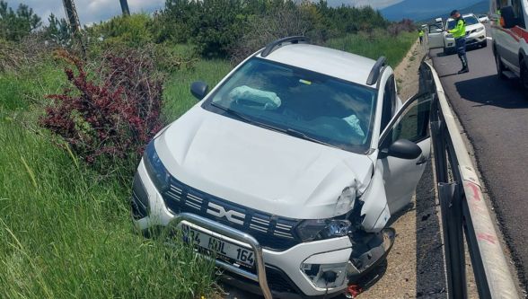 Direksiyon başında uyuyunca bariyerlere çarptı