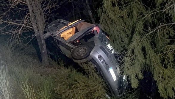 Kontrolden çıkan otomobil ağaçta asılı kaldı: 1 yaralı