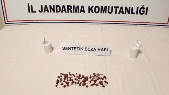 Şüpheli araçtan 90 adet sentetik ecza çıktı