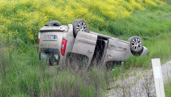 Yağmur kazayı getirdi: Otomobil takla attı, 2 yaralı