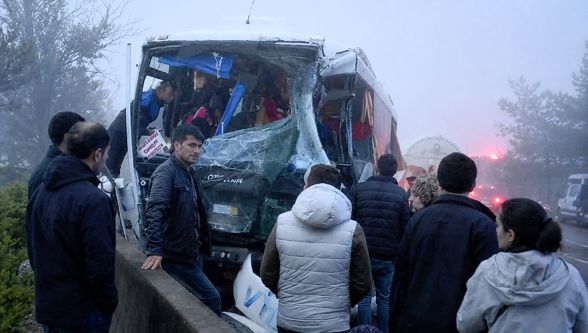 Yakıt yüklü tır ile yolcu midibüsü çarpıştı: 3 yaralı