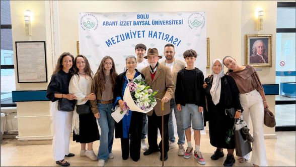 76 yaşında üniversiteyi bitirdi, diplomasını gözyaşlarıyla aldı