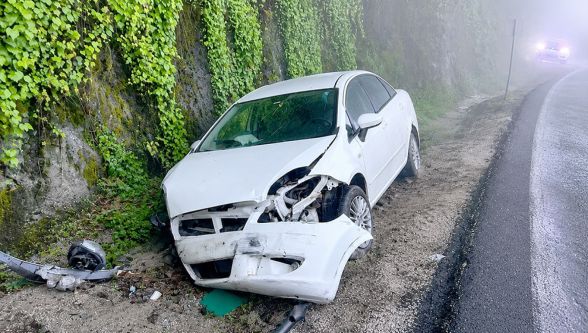 Bolu Dağı'nda otomobil su kanalına uçtu: 3 yaralı