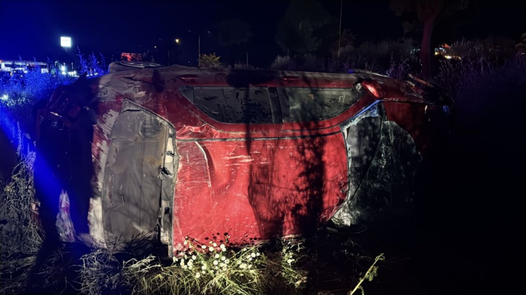 Takla atan otomobilde can pazarı ! 2 kişi araçta sıkıştı