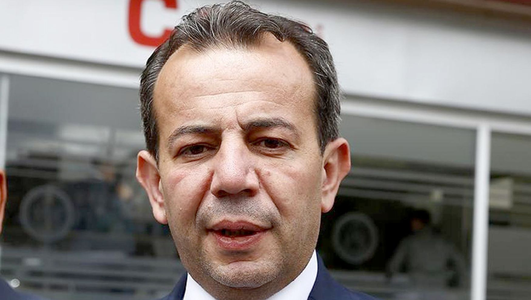 Tanju Özcan CHP'den ihraç edilemeden istifa etti