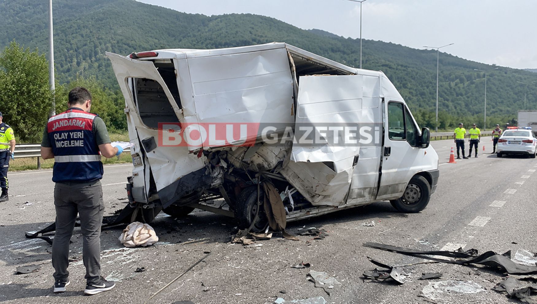 TEM'de minibüs ile hafif ticari araç çarpıştı: 5 yaralı