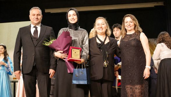 İngilizceyi sahnede konuştular, performanslarıyla ayakta alkışlandılar