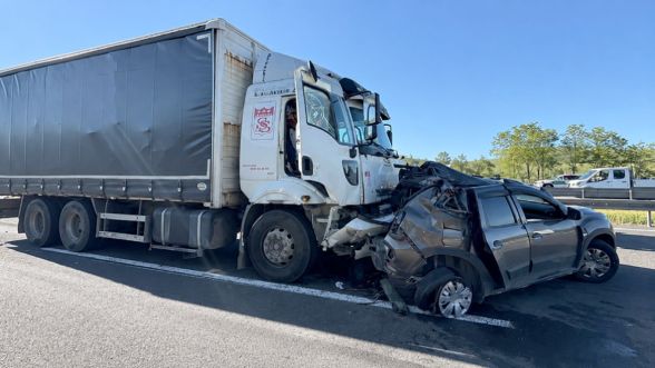 Kamyon cipi önüne katıp sürükledi: 2 yaralı