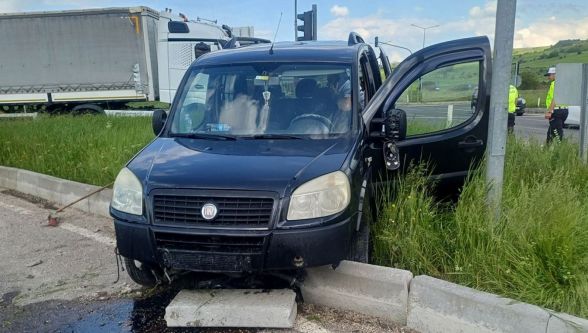 Yeniçağa'da refüje çarpan araçtaki kadın yaralandı