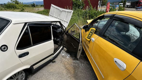 Bolu'da feci çarpışma! Taksi ile otomobil kafa kafaya çarpıştı