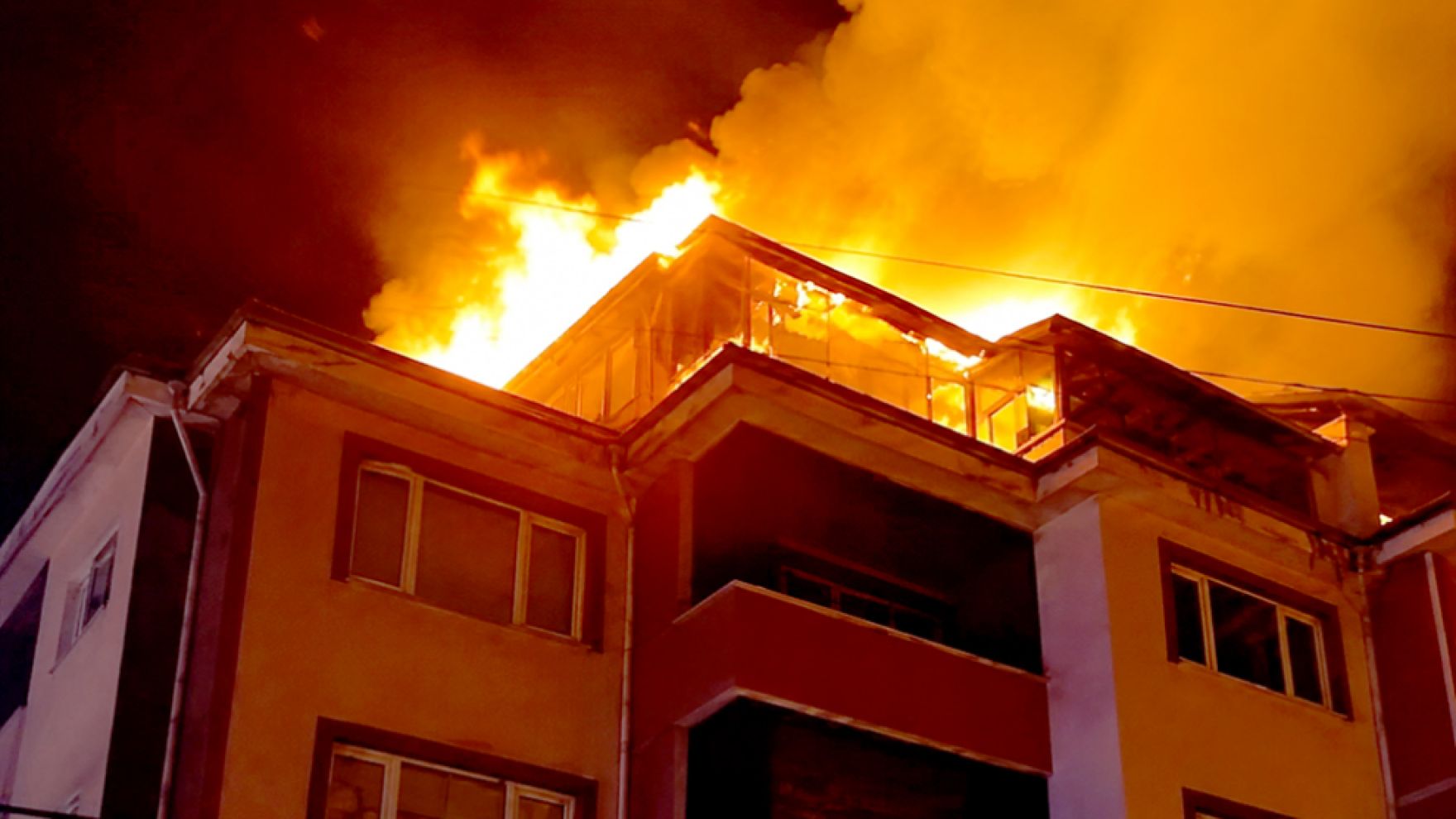 Bolu'da çatı katında korkutan yangın! Mahalle sakinleri seferber oldu