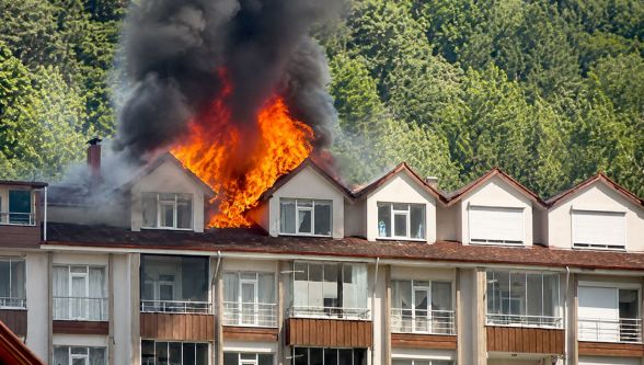 Gerede'de apartman yangını paniği! Alevler çatıya sıçradı