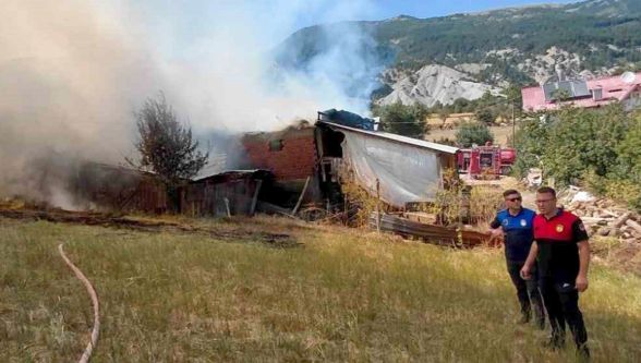 Mudurnu'da ahır ve samanlık alevlere teslim oldu! Hayvanlar son anda kurtarıldı