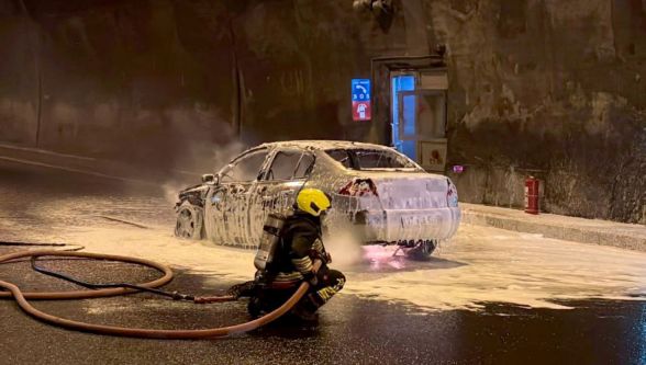 Bolu Dağı Tüneli'nde otomobil alev alev yandı! Kilometrelerce araç kuyruğu oluştu