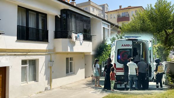 Bolu'da 2 katlı evin balkonundan düştü! Başını beton zemine çarptı