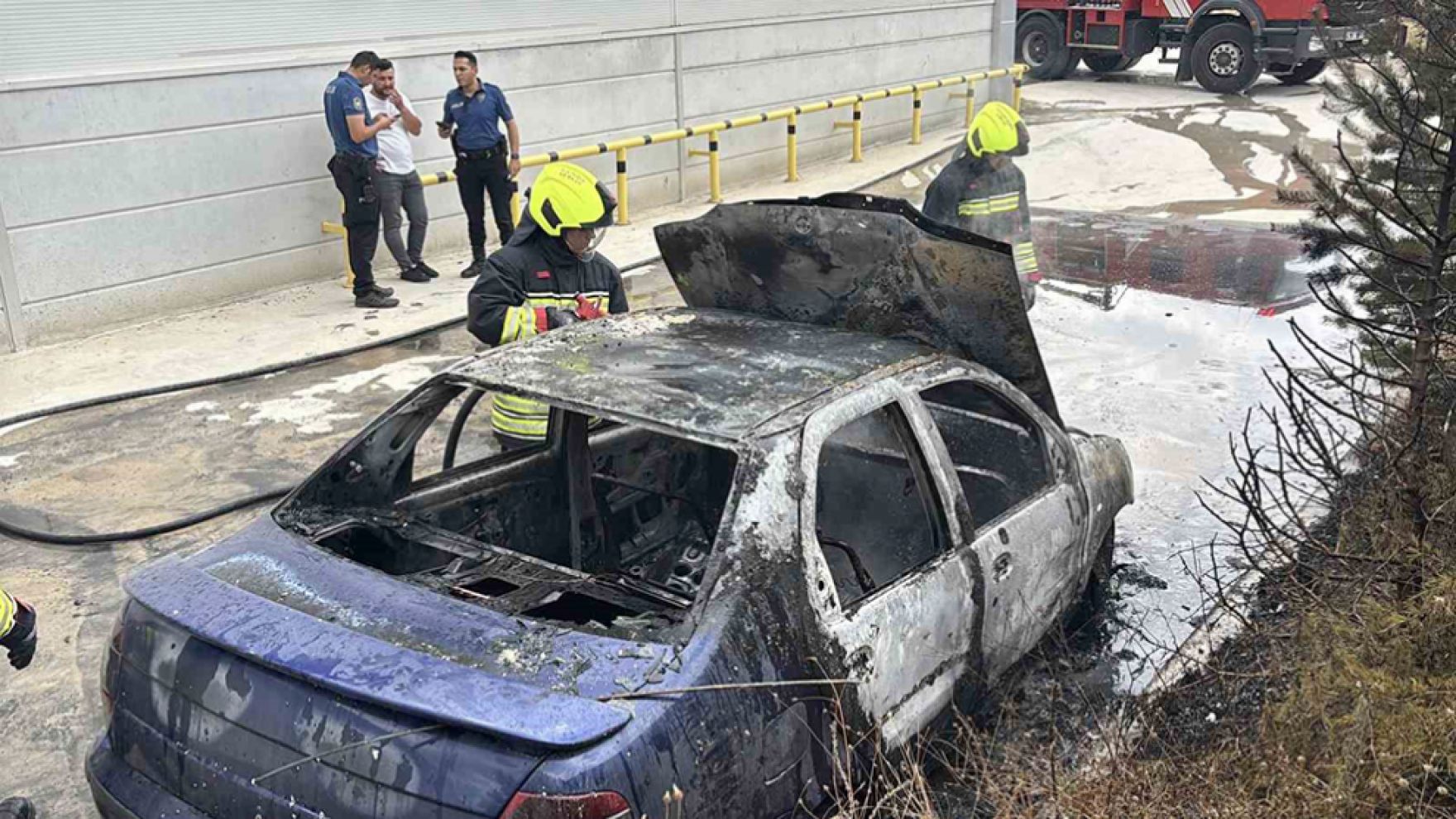 15 günlük hayal küle döndü! Otomobil park halindeyken alev alev yandı