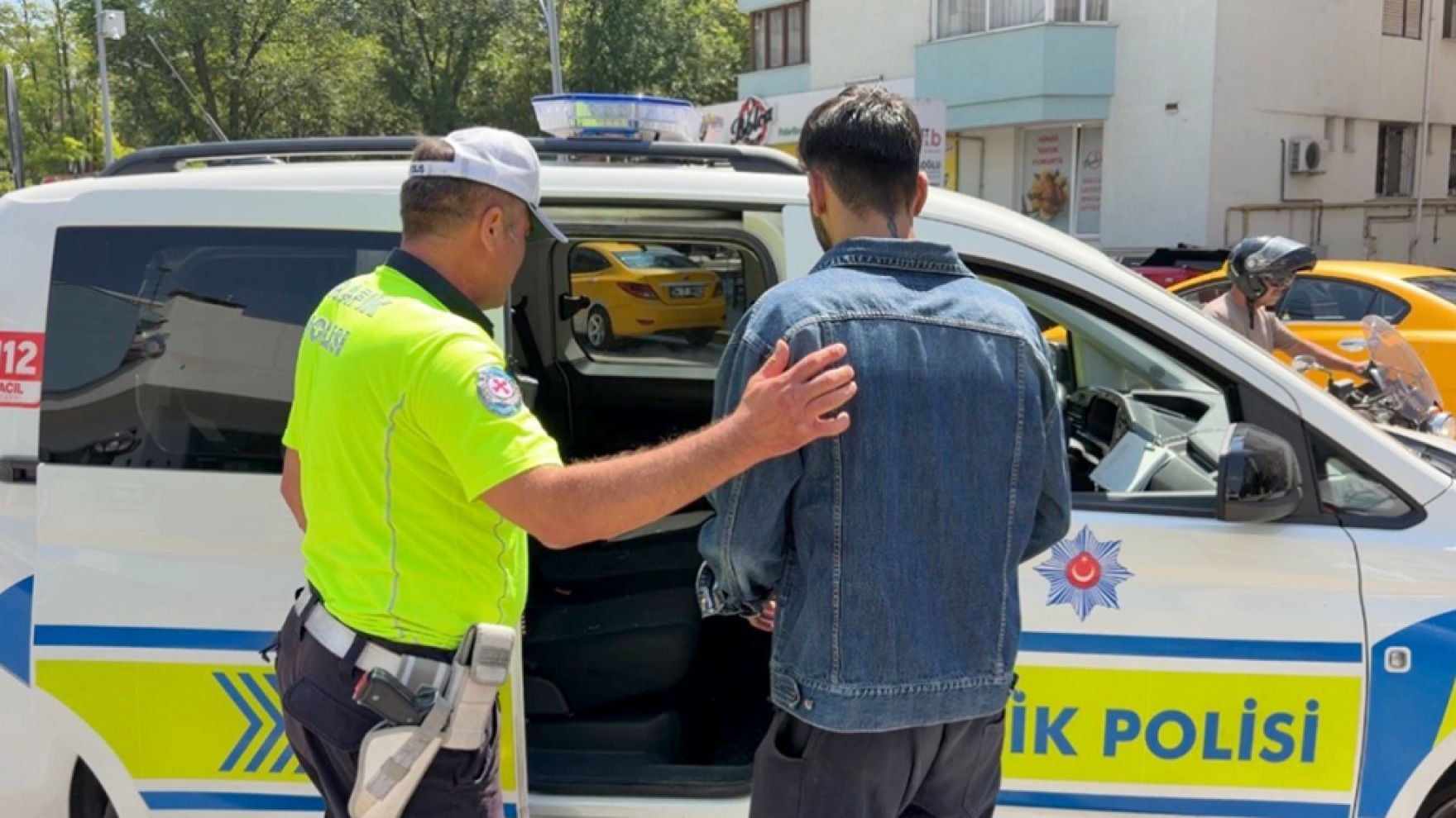 Asker konvoyunda yolu kapattılar! Ceza yağdı: 114 bin lira
