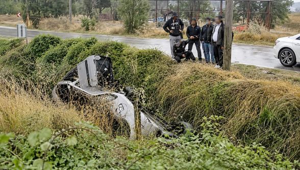 Yağmur kazayı getirdi! Bolu'da otomobil sulama kanalına uçtu