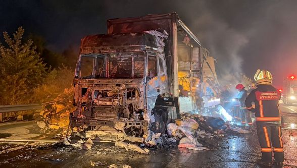 Bolu'da TEM Otoyolu'nda tekstil yüklü tır alevlere teslim oldu