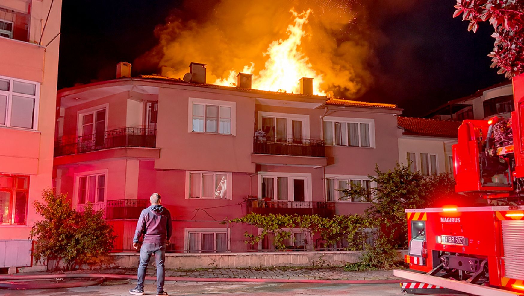 Bolu’da 3 katlı evin çatısı alevlere teslim oldu: Mahalleli sokağa döküldü