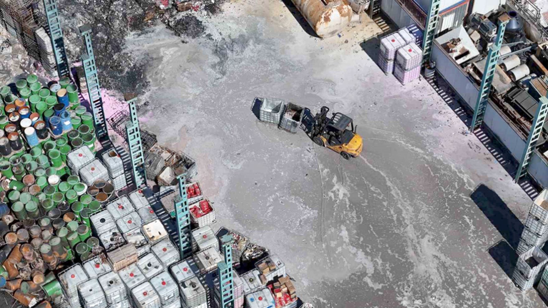 Gerede’de yanan geri dönüşüm fabrikasından geriye hurda kaldı