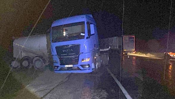 Mudurnu'da yağış kazayı getirdi: İki tır çarpıştı, 2 sürücü yaralandı
