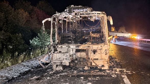 Bolu'da seyir halindeki midibüs alev alev yandı