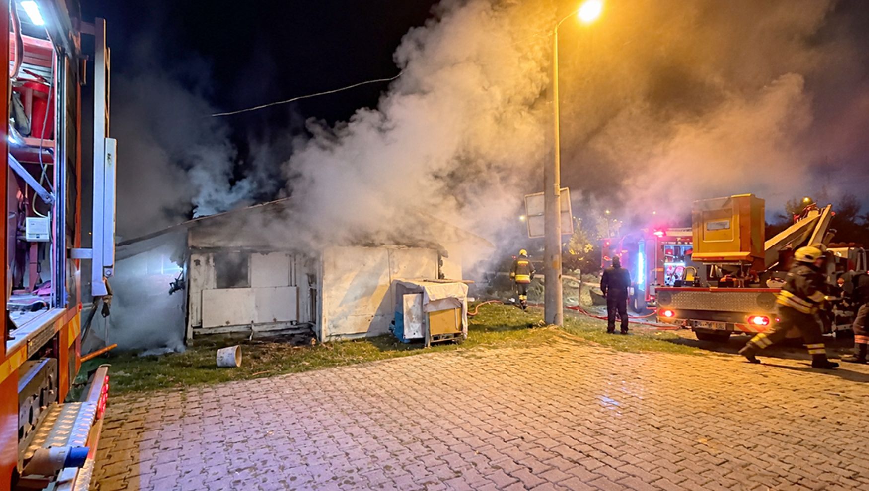 Bolu'da soba yakarken evi ateşe verdi