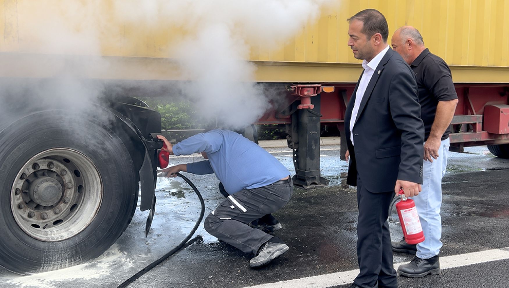 Bolu'da yanan TIR'a ilk müdahale Çetin Uç'tan geldi