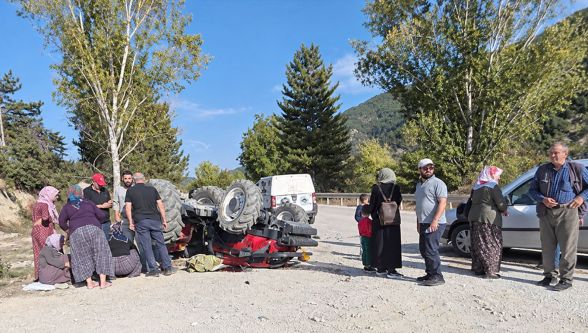 Göynük'te traktör ile ticari araç çarpıştı: 2 yaralı